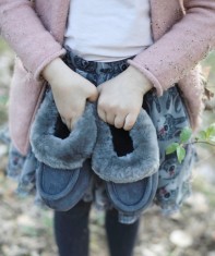 Axelda-barn-toffel-Fårskinn-antracit-Toffelshoppen.se