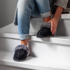 Axelda-fårskinnstofflor-antihalktofflor-slip-in-black-Toffelshoppen.se
